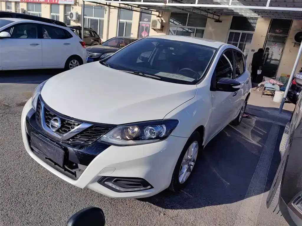 Nissan Tiida — фото 1