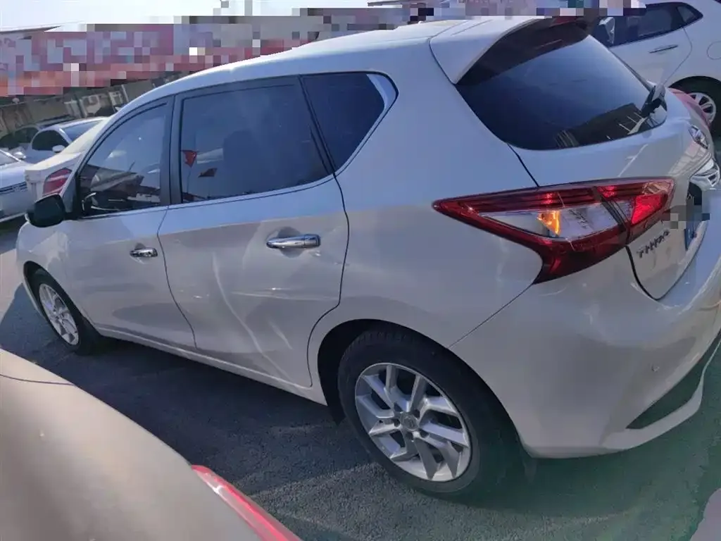 Nissan Tiida — фото 2