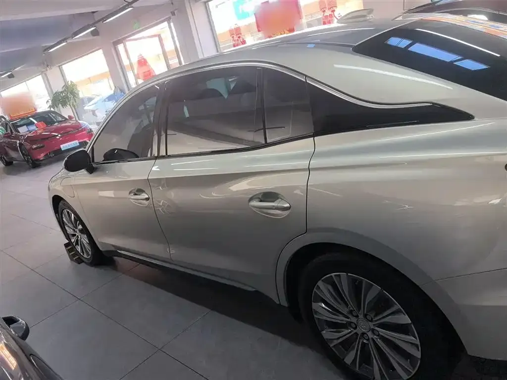 Hongqi E-QM5 2024 из CN, фото 6