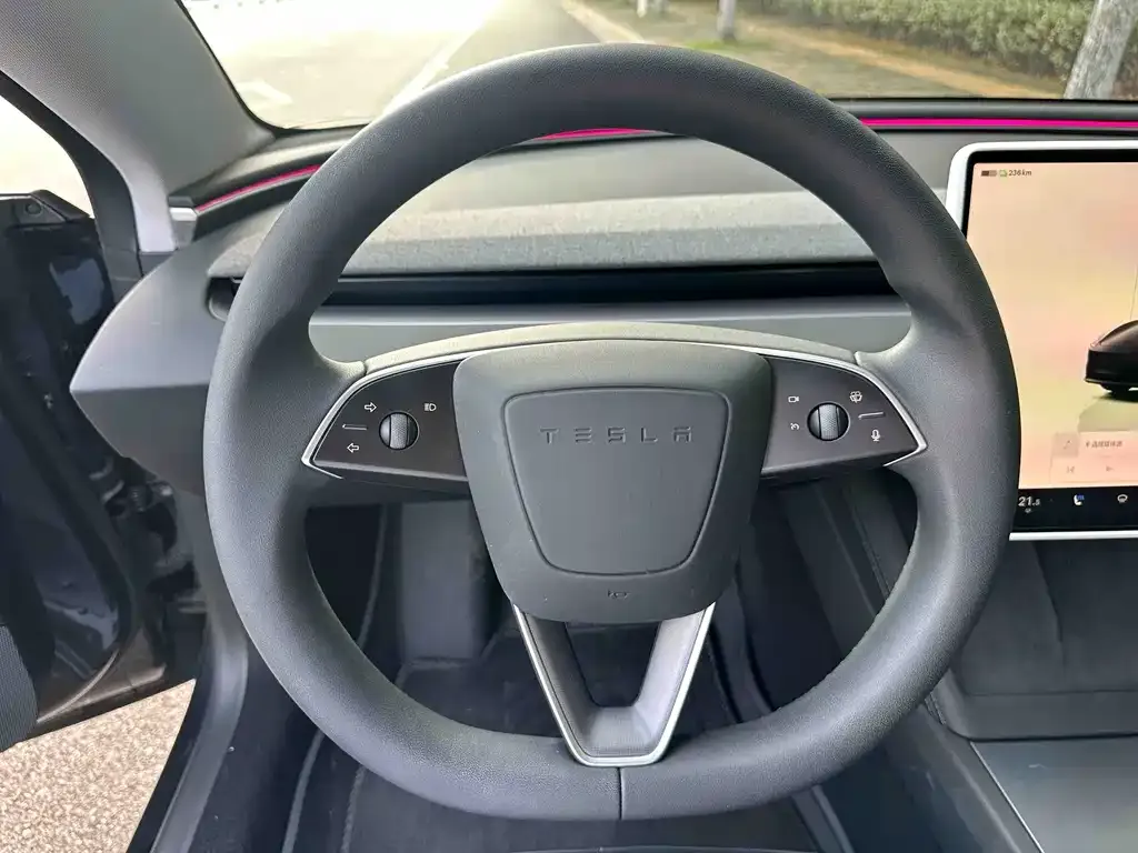 Tesla Model 3 — фото 7