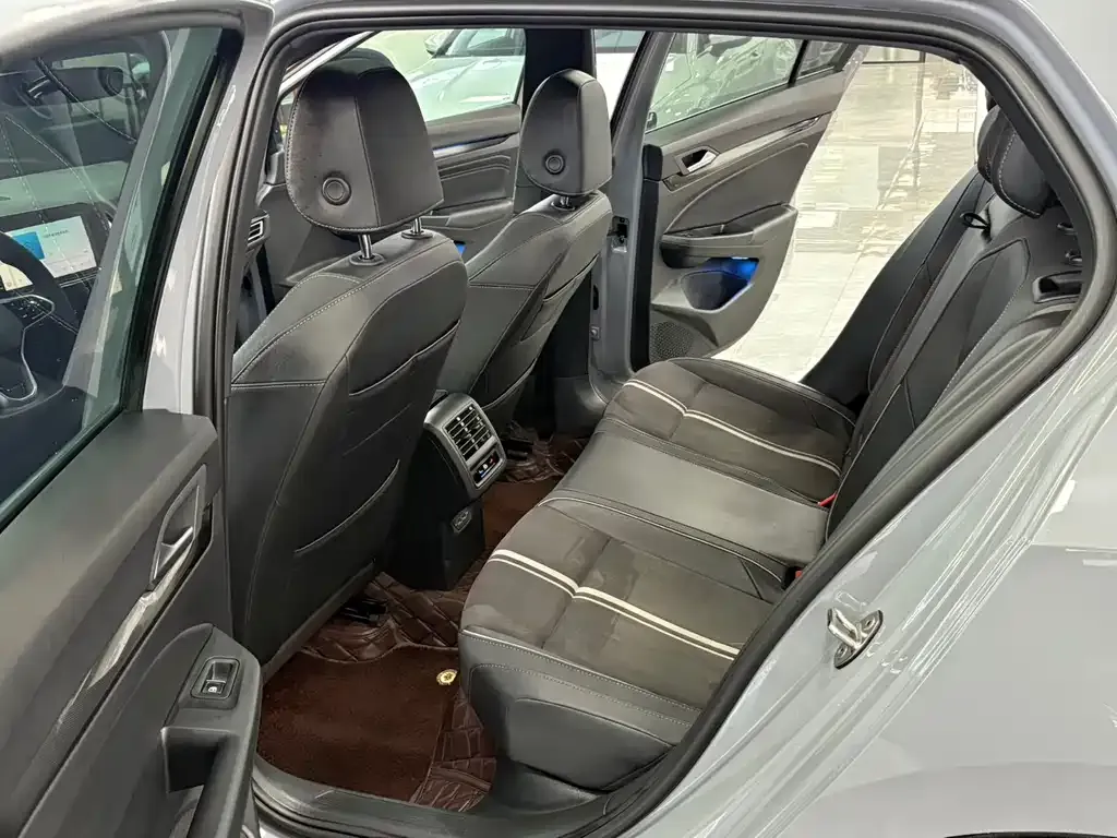 Volkswagen Golf 2023 из CN, фото 3