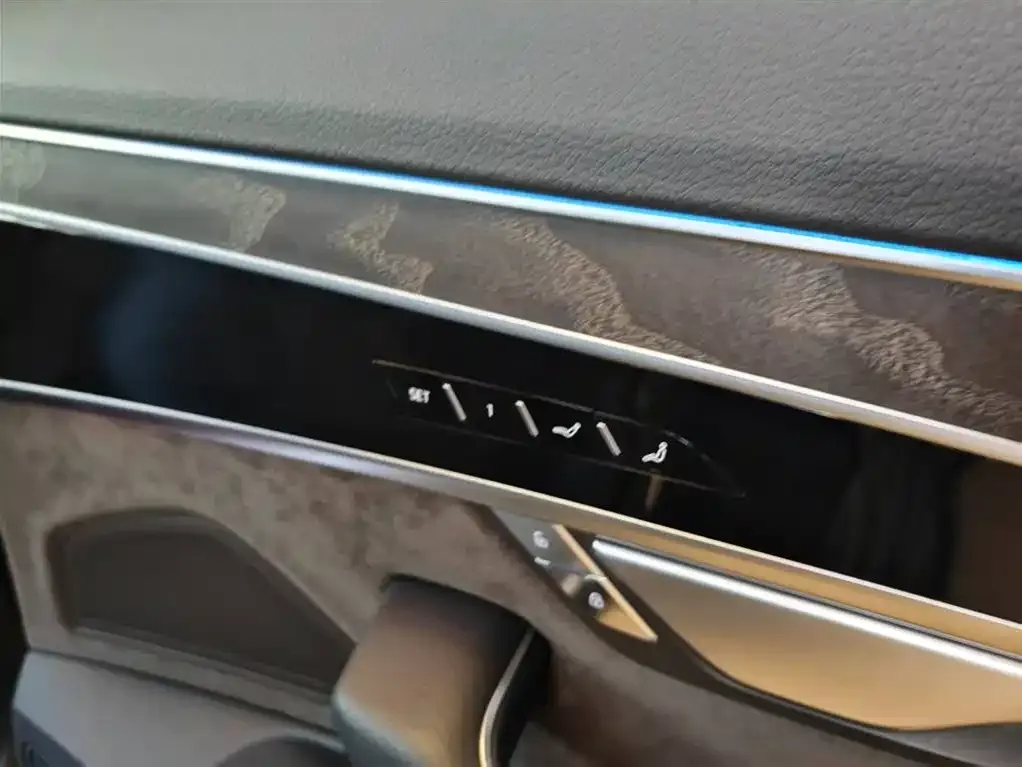 Audi A8 — фото 5