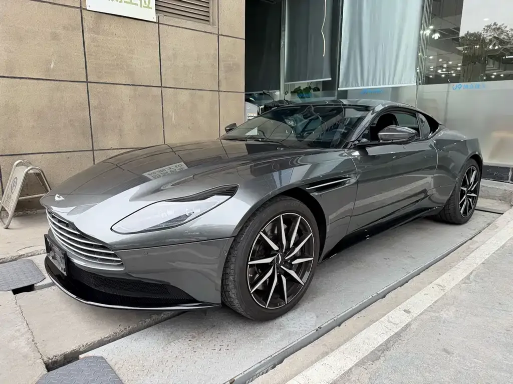 Aston Martin DB11 — фото 1