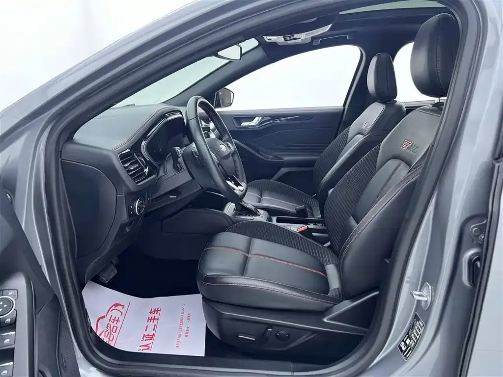 Ford Focus 2023 из CN, фото 7