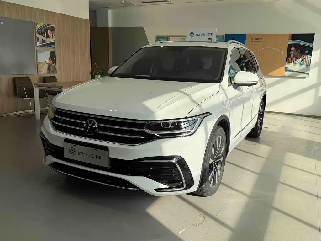 Volkswagen Tiguan L — фото 1