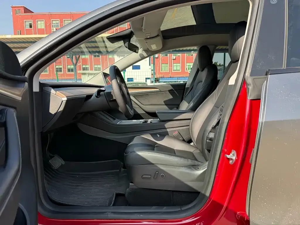 Tesla Model Y — фото 9