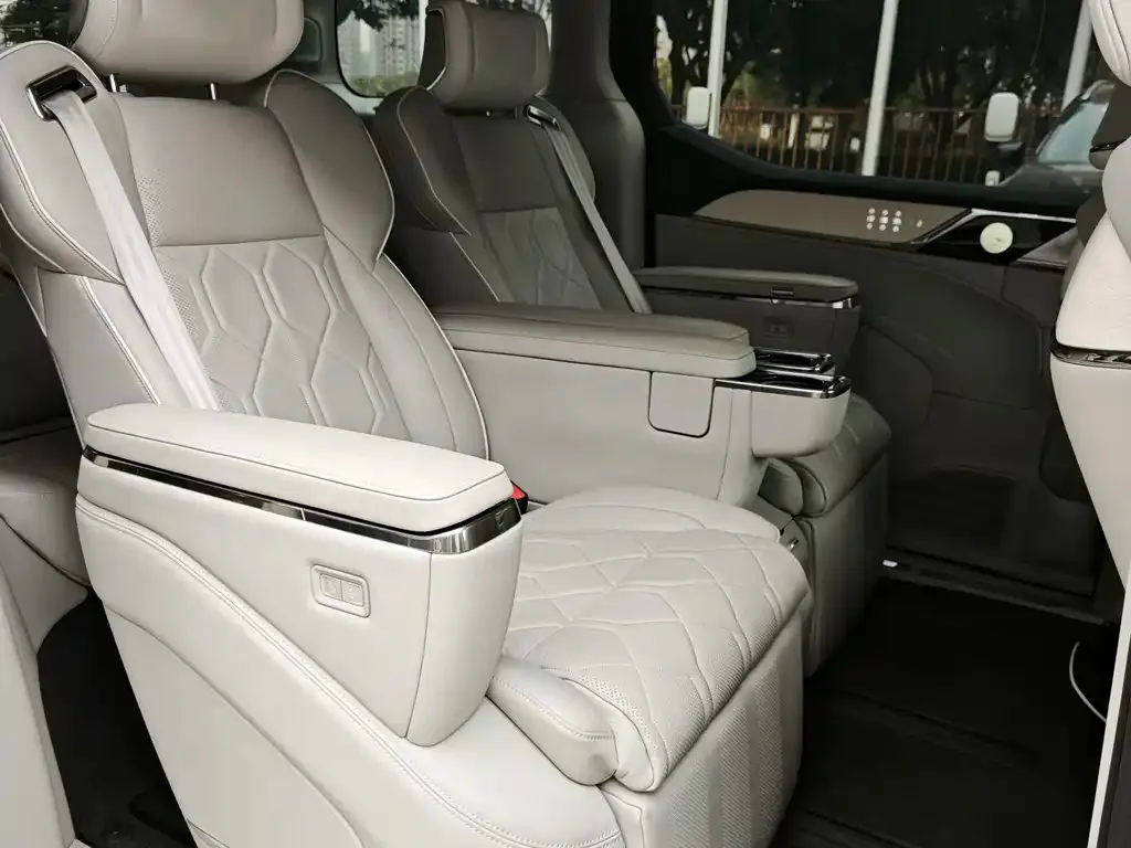 Volvo EM90 — фото 7