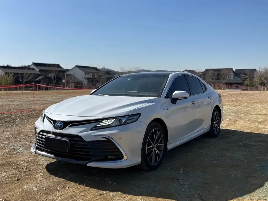 Toyota Camry — фото 1