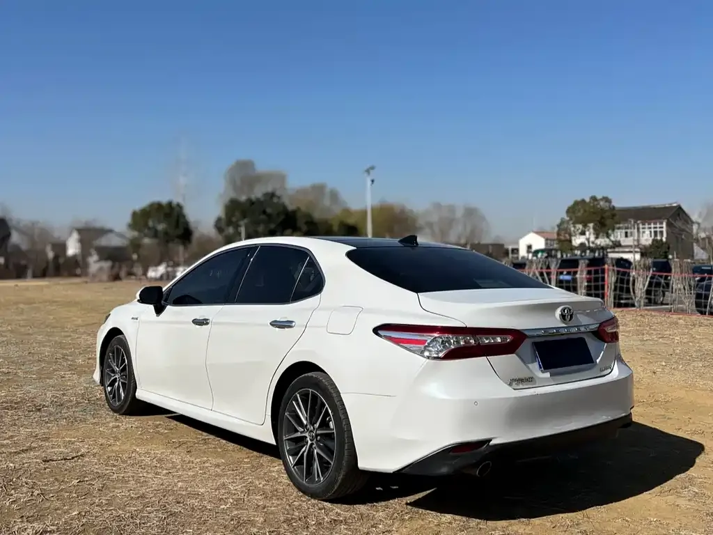 Toyota Camry — фото 9