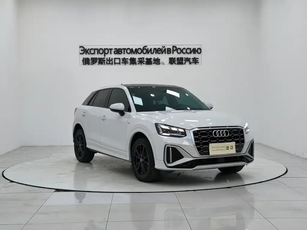 Audi Q2L — фото 1