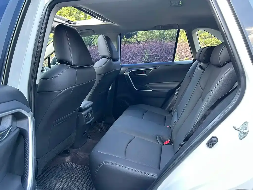 Toyota RAV4 2023 из CN, фото 4