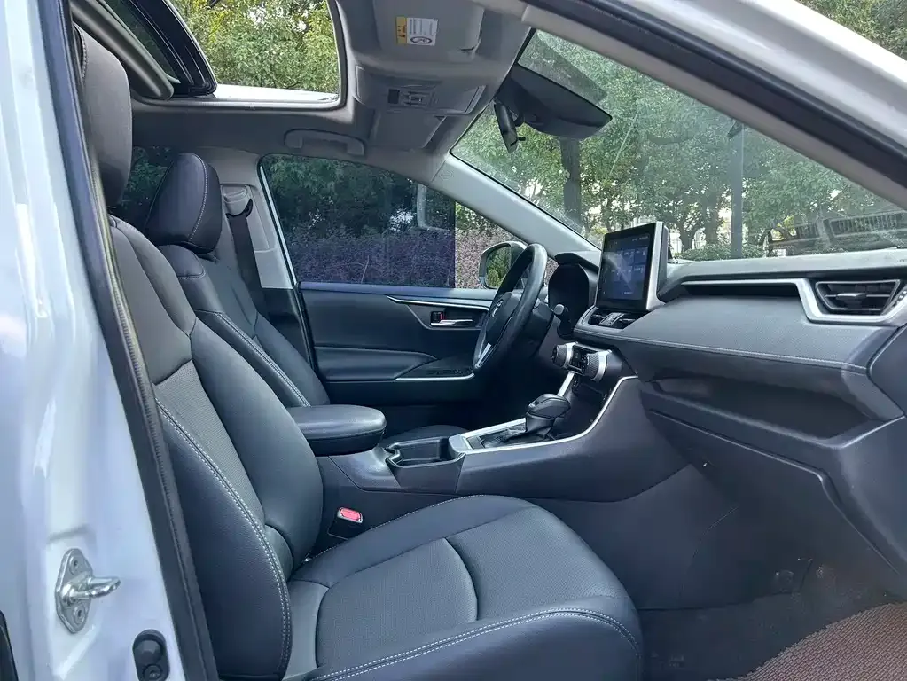 Toyota RAV4 2023 из CN, фото 2