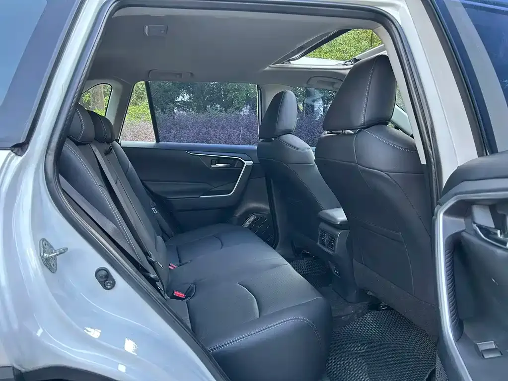 Toyota RAV4 2023 из CN, фото 3