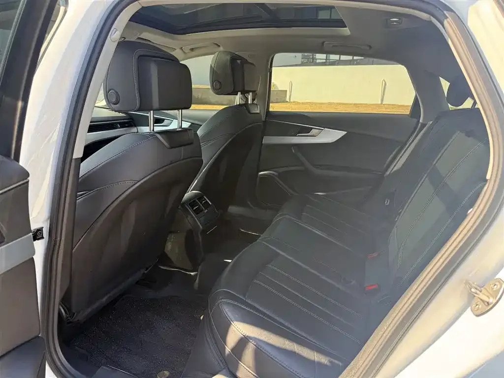 Audi A4L 2021 из CN, фото 8