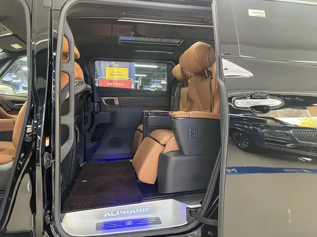 Toyota Alphard — фото 6