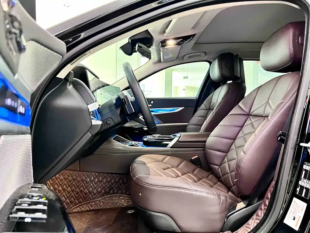 BMW 7 Series 2024 из CN, фото 10