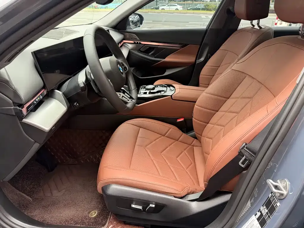 BMW 5 Series 2024 из CN, фото 6