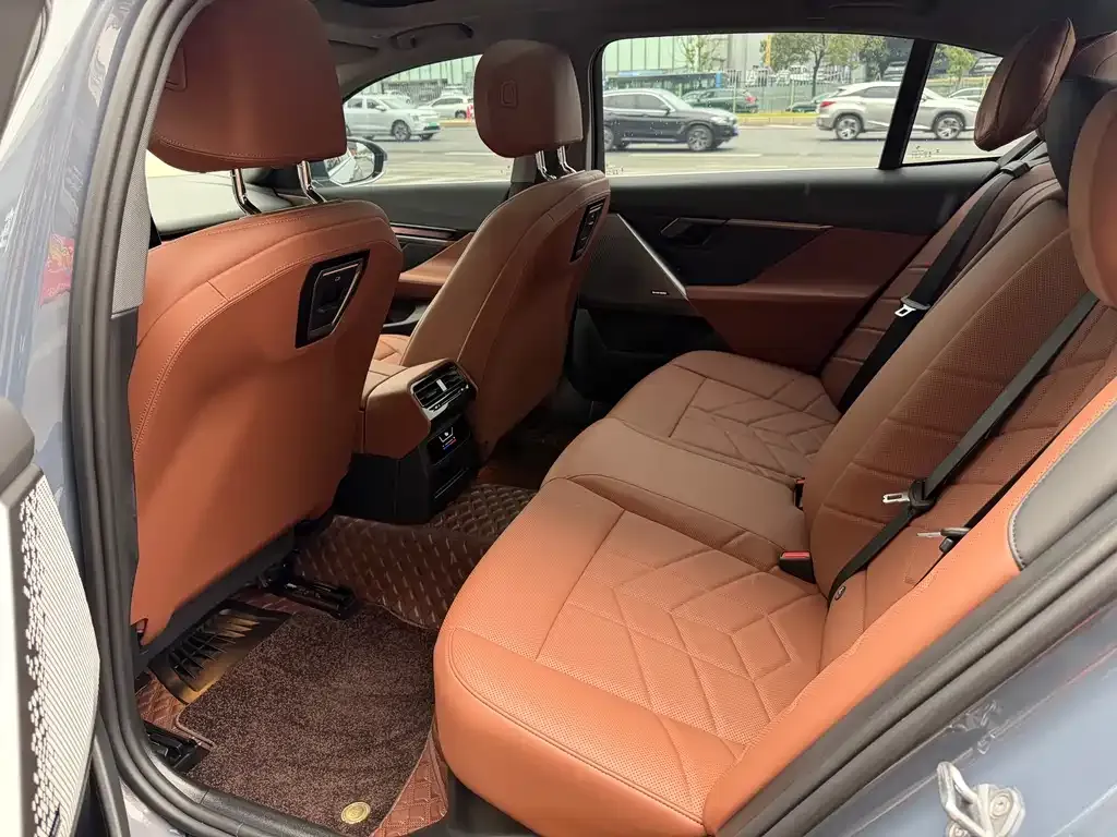 BMW 5 Series 2024 из CN, фото 7
