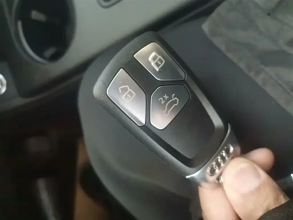 Audi A4L 2022 из CN, фото 3