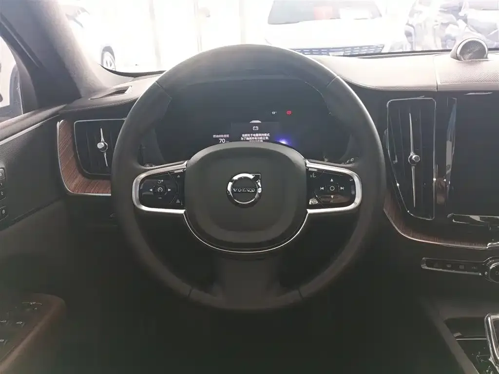 Volvo XC60 — фото 2