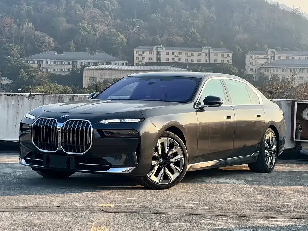 BMW 7 Series — фото 1