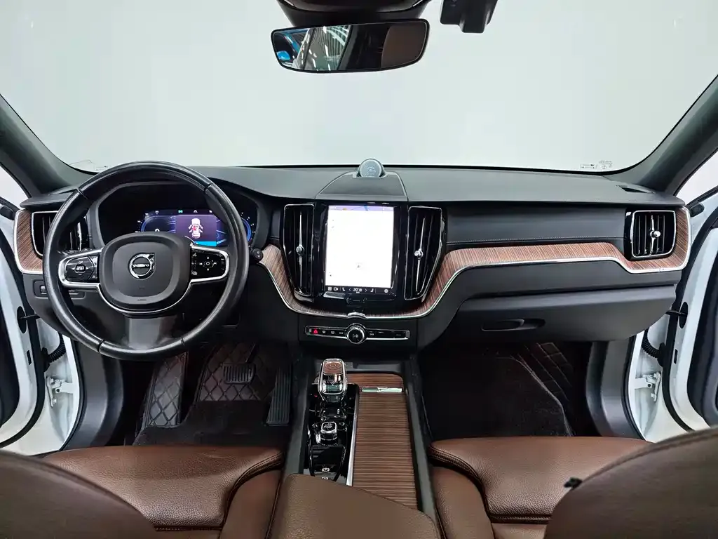 Volvo XC60 — фото 10