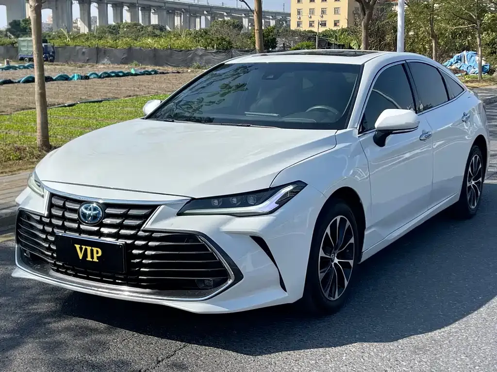 Toyota Avalon — фото 1