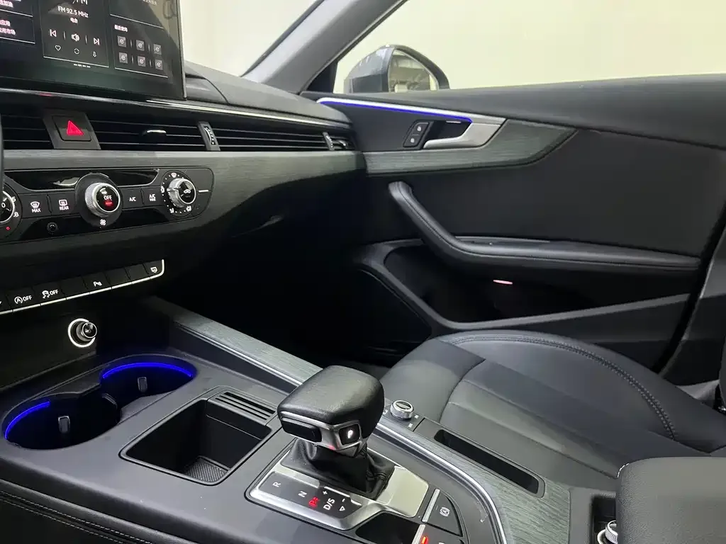 Audi A4L 2023 из CN, фото 6