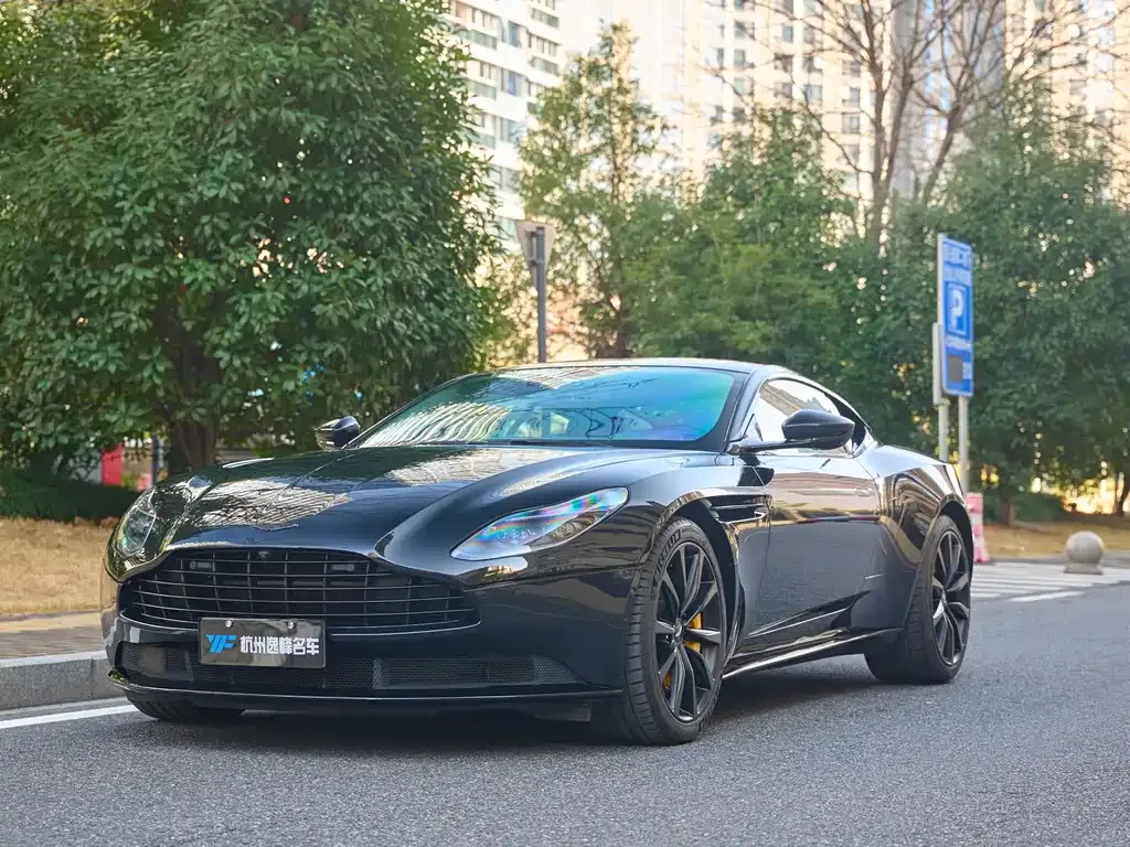 Aston Martin DB11 — фото 1