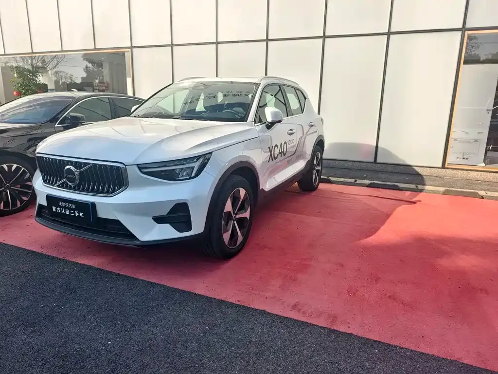 Volvo XC40 — фото 1