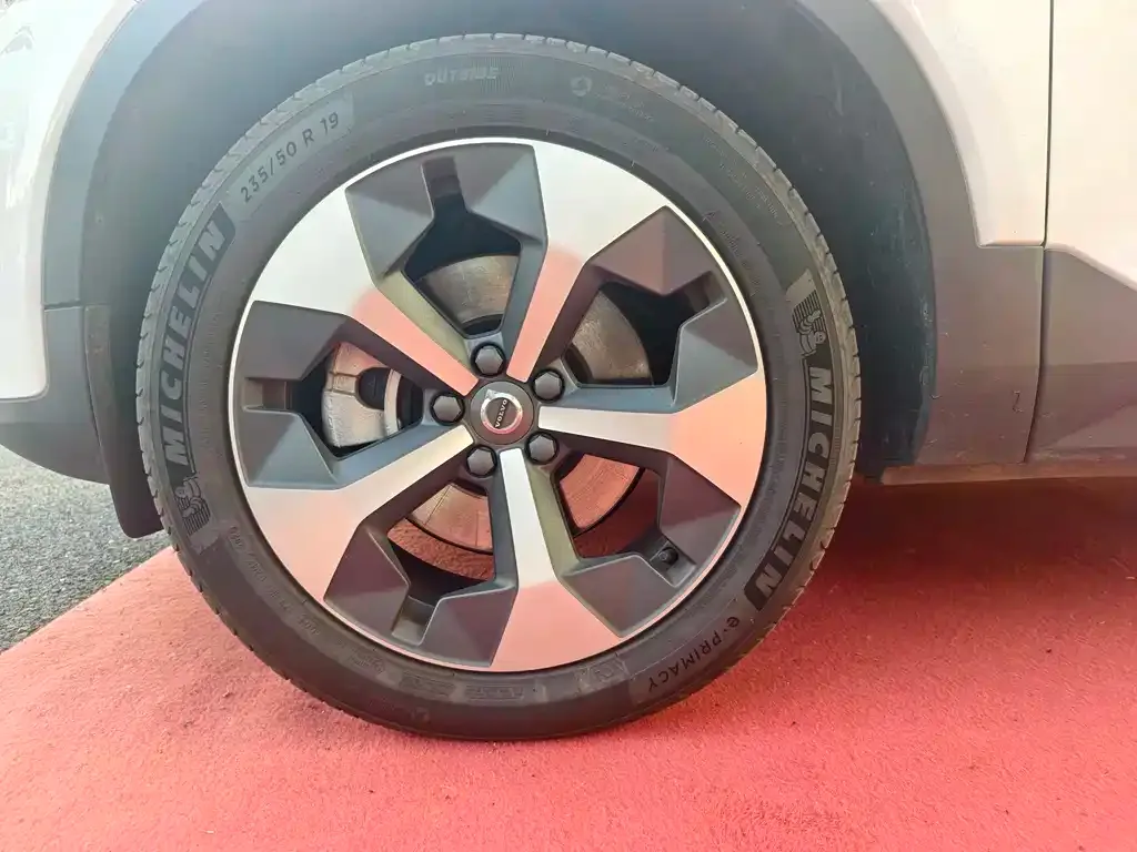 Volvo XC40 — фото 2
