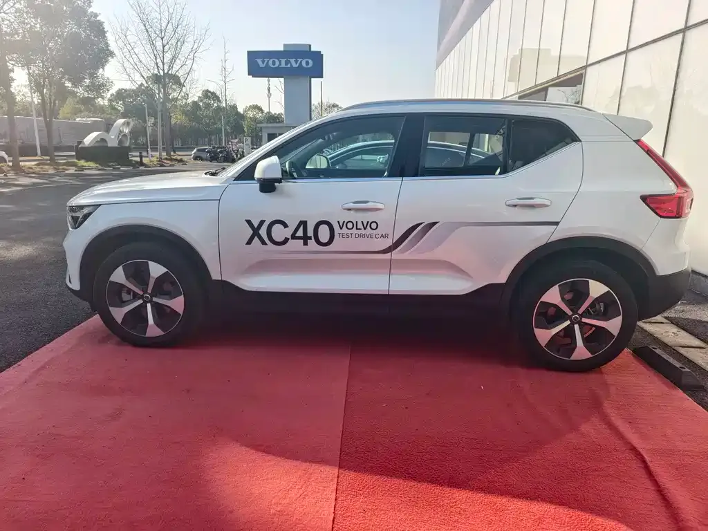 Volvo XC40 — фото 3