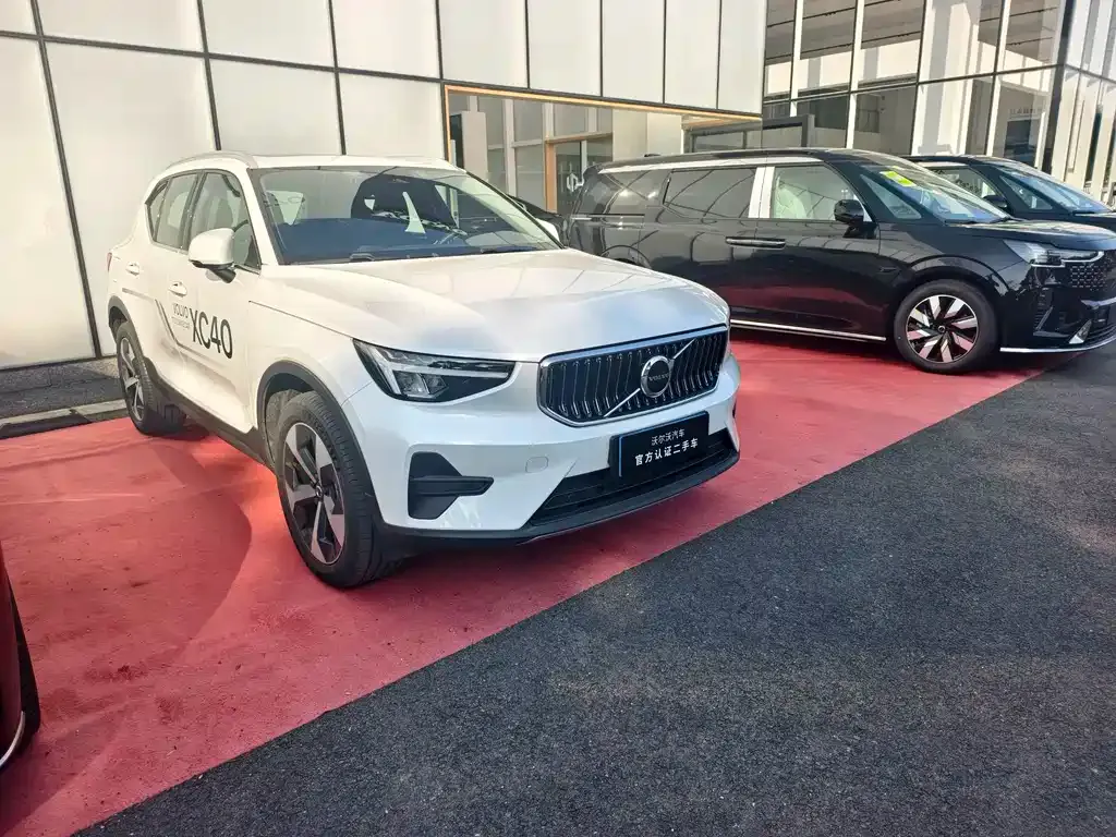 Volvo XC40 — фото 10