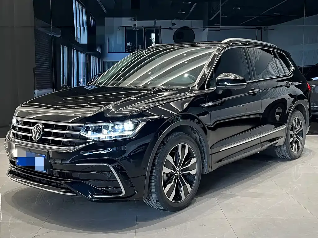 Volkswagen Tiguan L — фото 1