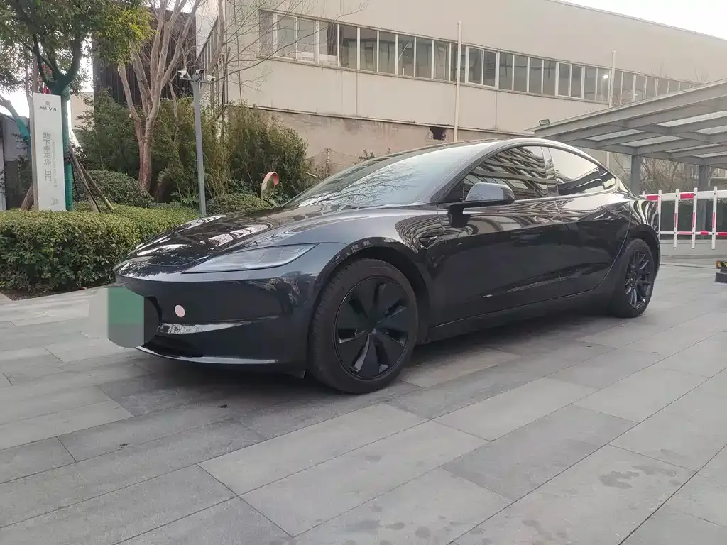 Tesla Model 3 — фото 1