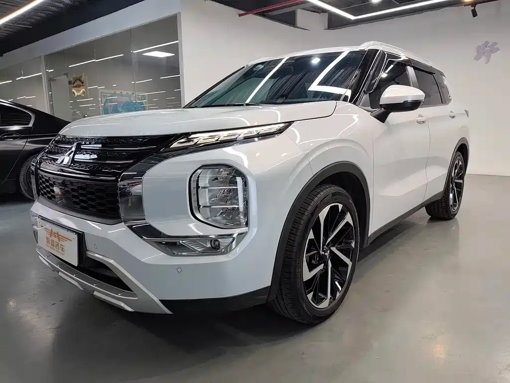Mitsubishi Outlander 2023 из CN, фото 1