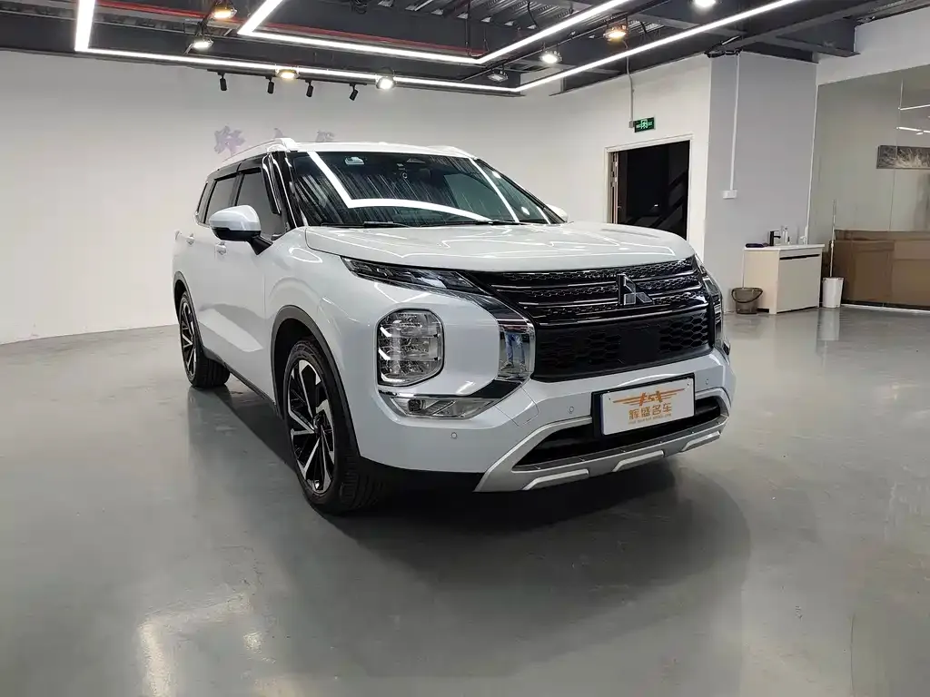 Mitsubishi Outlander 2023 из CN, фото 3