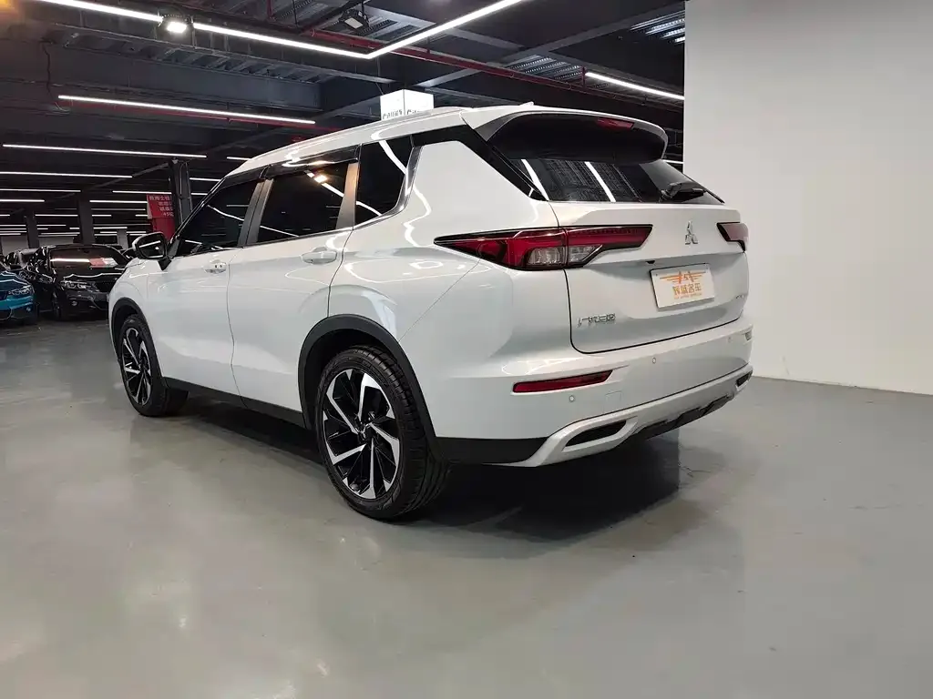 Mitsubishi Outlander 2023 из CN, фото 4