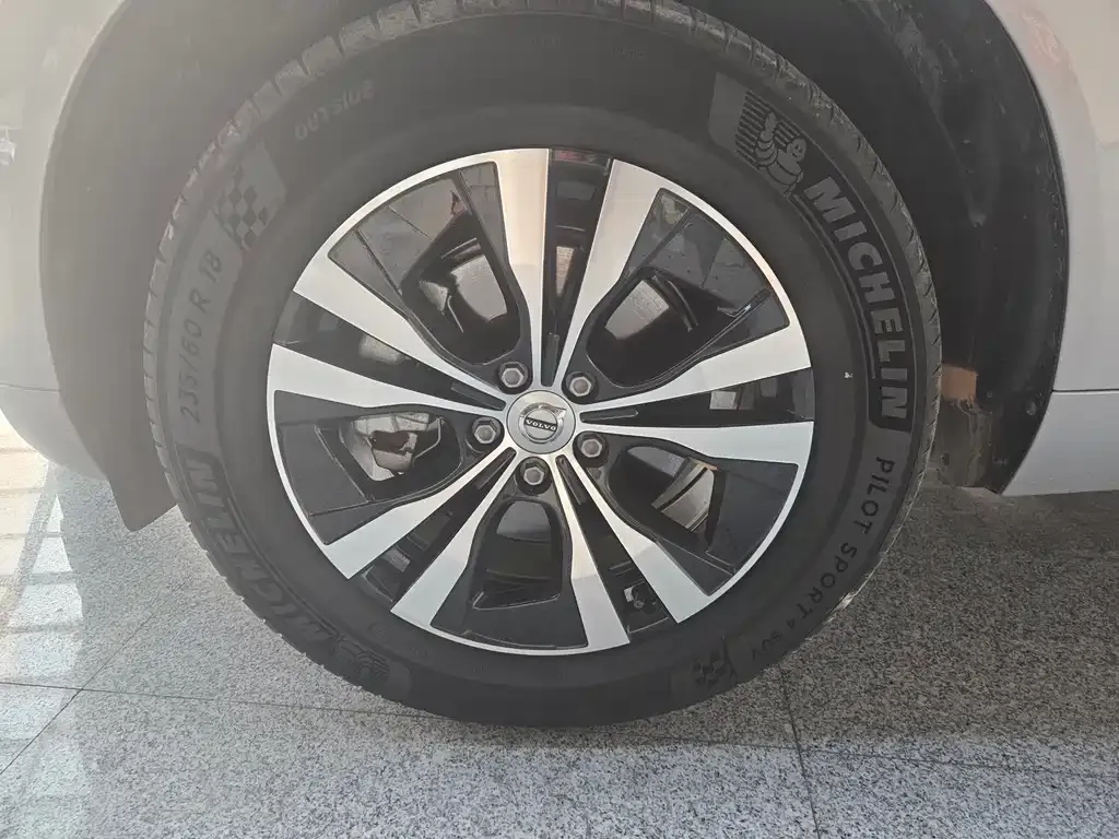 Volvo XC60 — фото 2