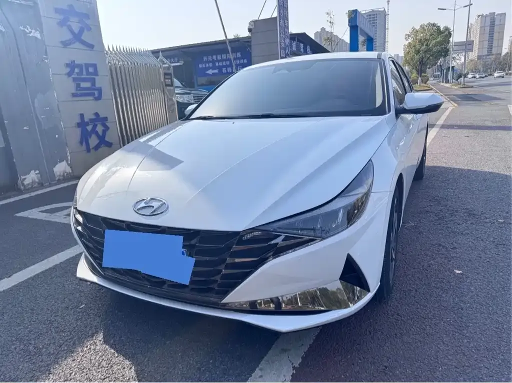 Hyundai Elantra — фото 1