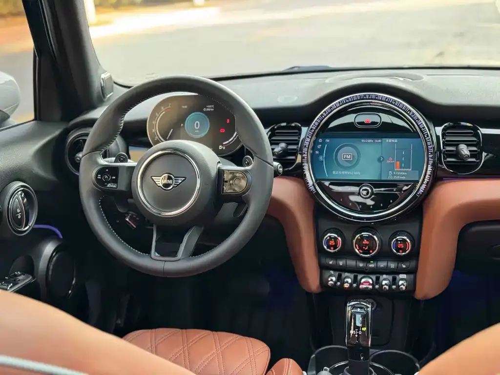 MINI Cooper (3-door) 2024 из CN, фото 2