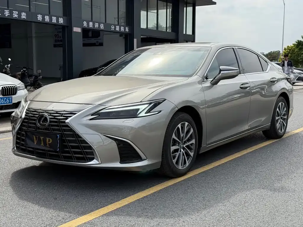 Lexus ES — фото 1