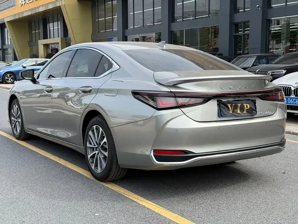 Lexus ES — фото 8