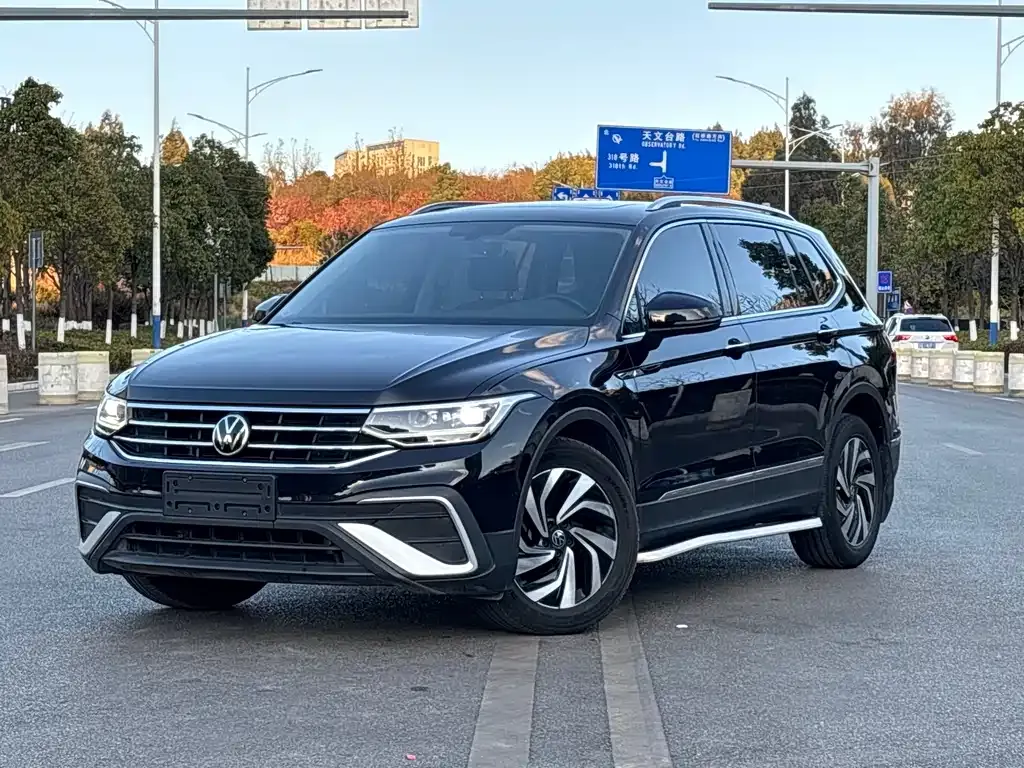 Volkswagen Tiguan L — фото 1