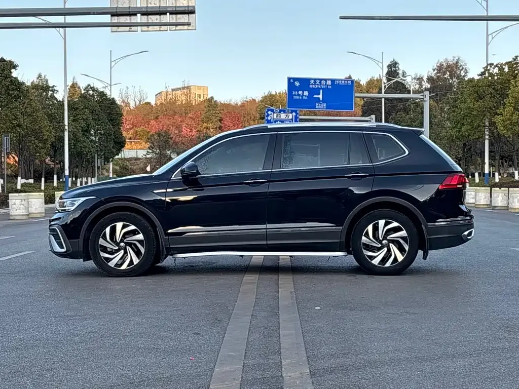 Volkswagen Tiguan L — фото 8