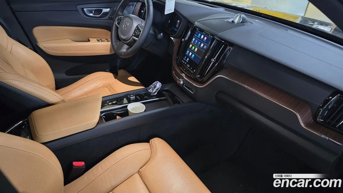 Volvo XC60 — фото 10