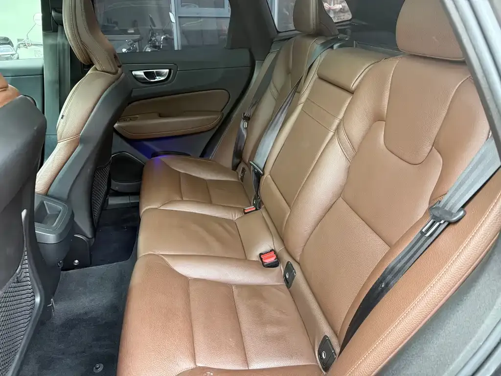Volvo XC60 — фото 10