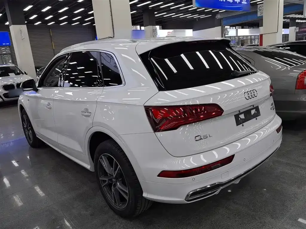 Audi Q5L — фото 6