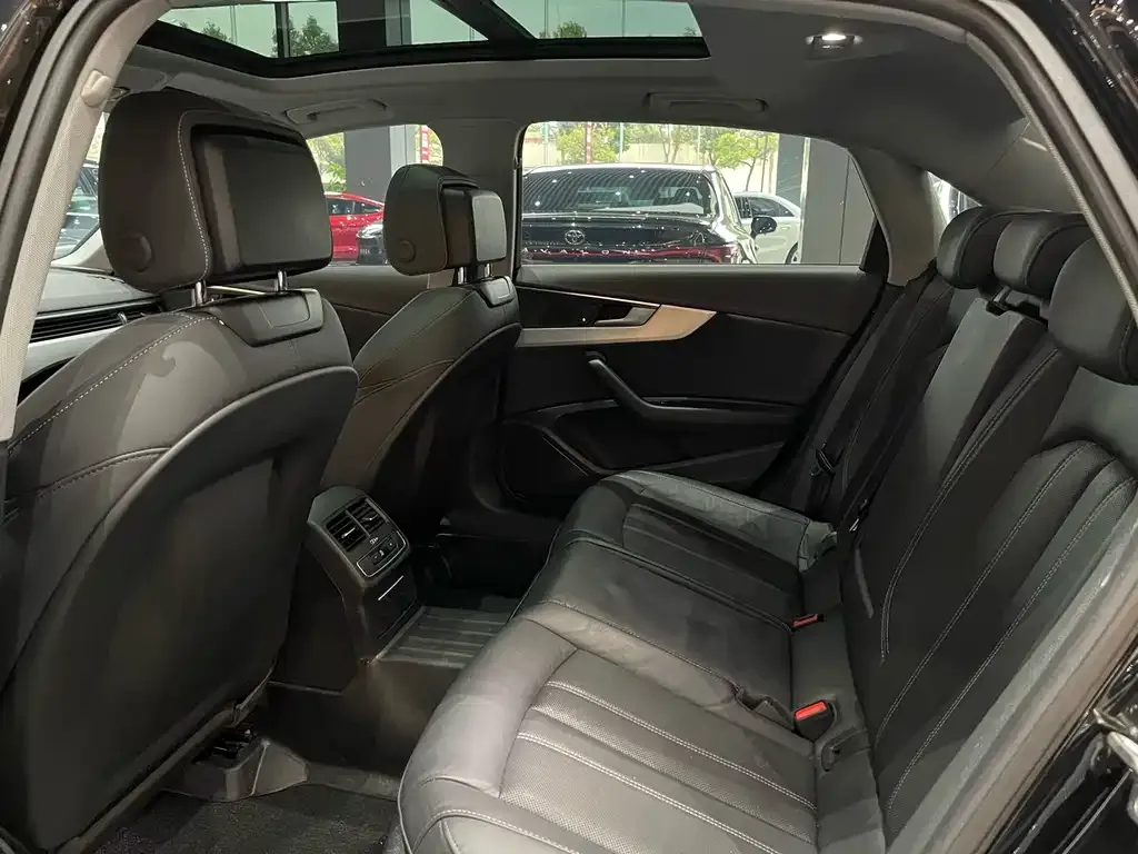 Audi A4L 2021 из CN, фото 9