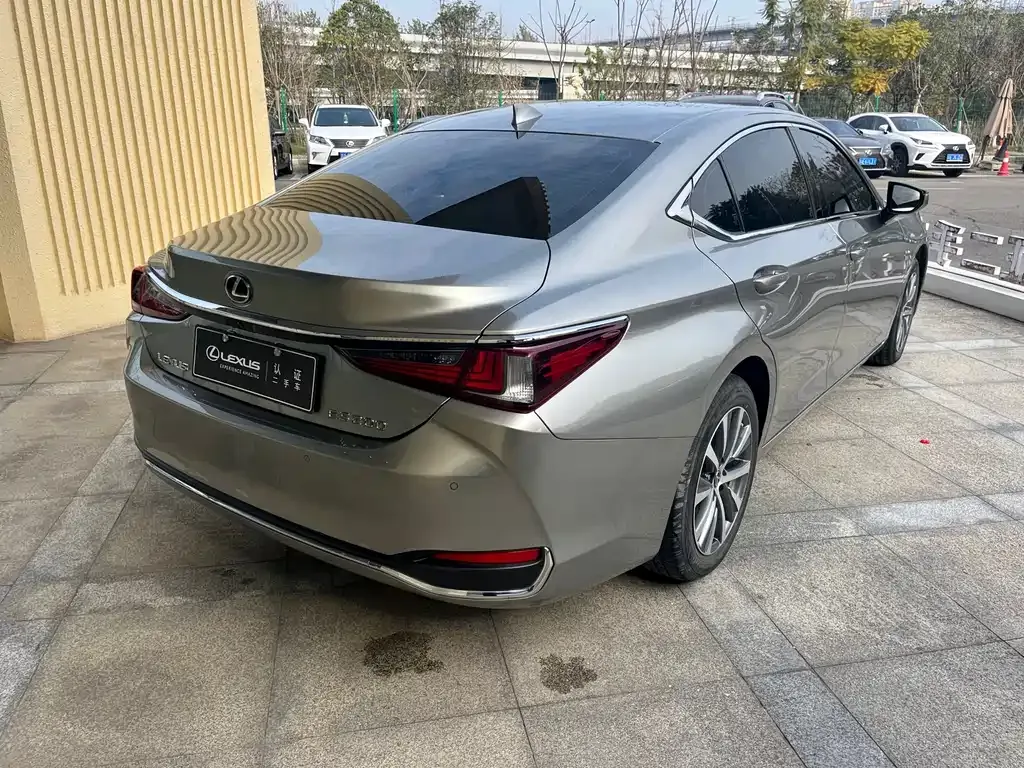 Lexus ES — фото 8